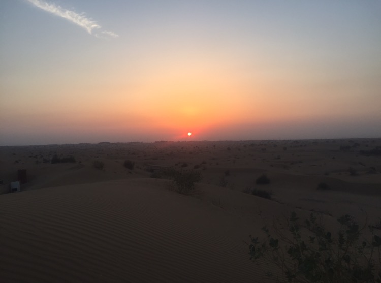 ドバイ　旅行記　砂漠　夕日